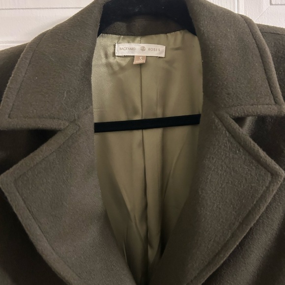 Backyard Roses Kennedy Coat - Picture 4 of 7